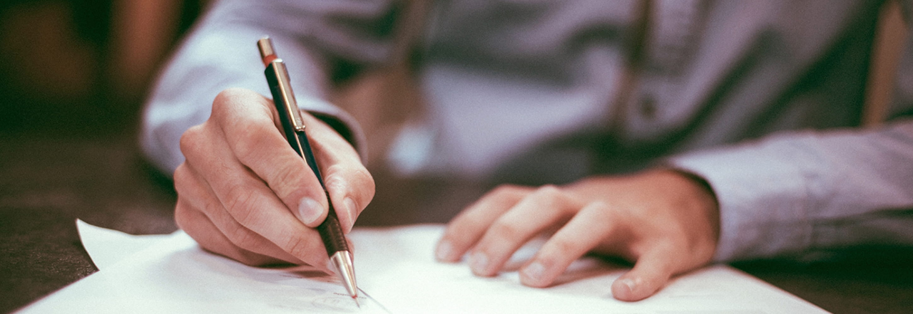 書類を書いている画像